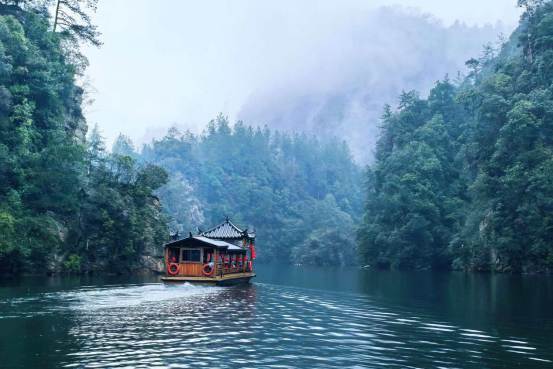 泛舟寶峰湖：在三月煙雨中遇見水墨張家界